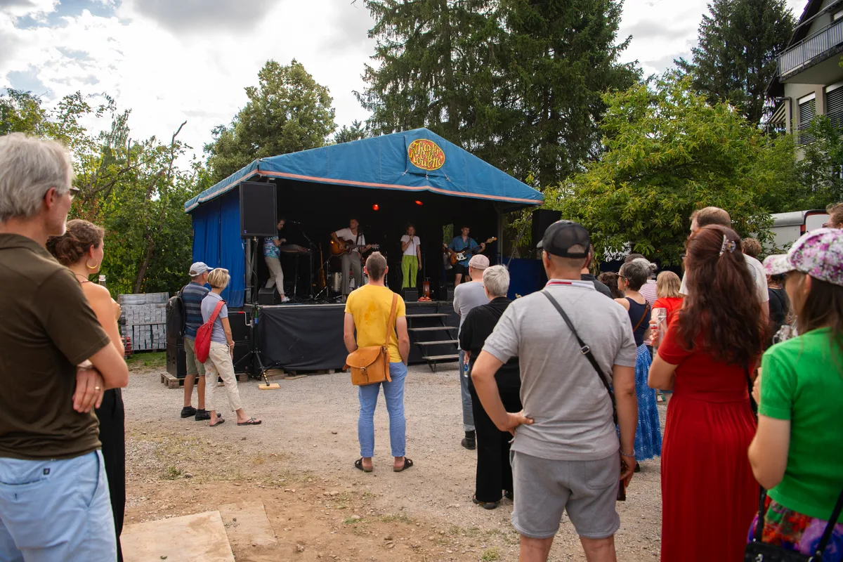 Im Jahr 2023 fand das Hinterhalt Festival auf dem Friedhof Uster statt. Man sieht Zuschauer am Hinterhalt-Festival.